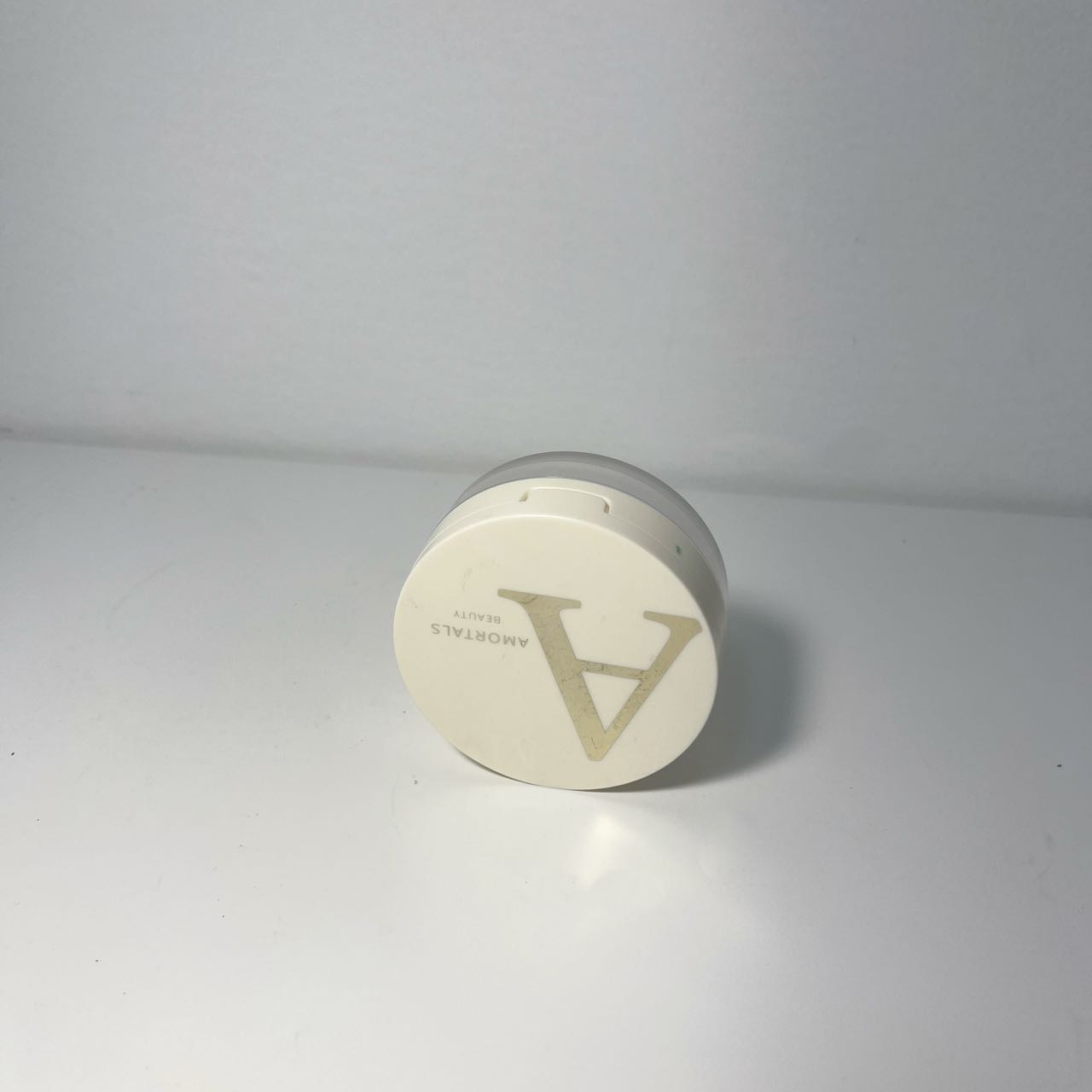 A photo of the front of the loose powder as it stands on the table