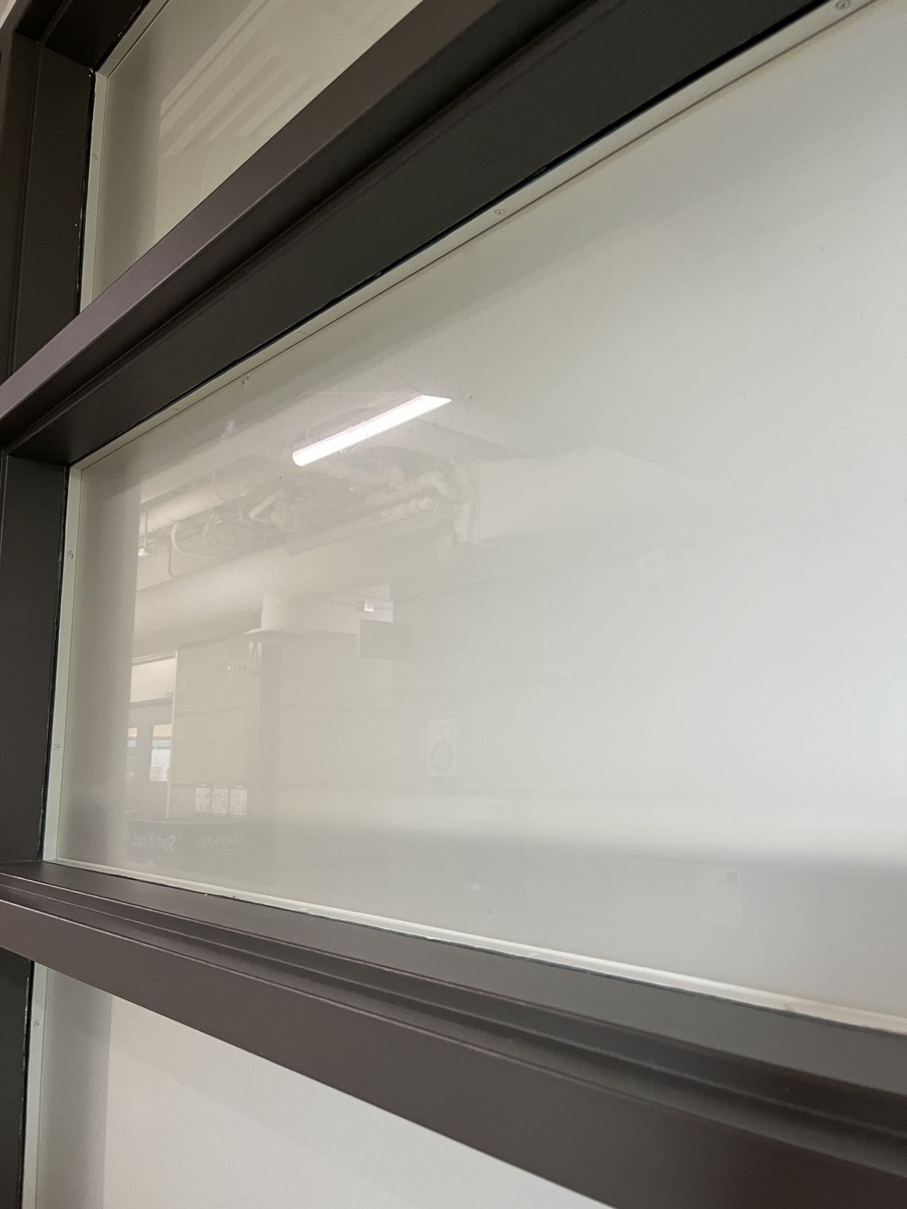 I chose glass because it can be used for the lids of thermos cups or essential oil bottles, and it is often used to simulate optical effects such as transparency, reflection and refraction.