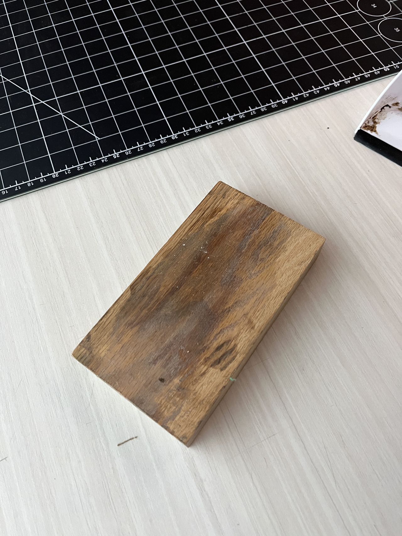 Wood is easy to cut, carve, sand and glue, can be processed by hand or machine into a variety of complex shapes, suitable for the production of detailed models, wood compared to iron and other metals are lighter, but heavier than sponges and other materials, suitable for the need for stability and a certain degree of portability of the model